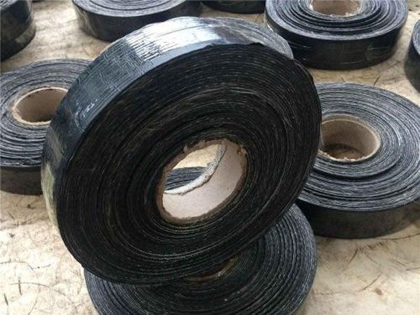 道路贴缝带是裂缝修补能手